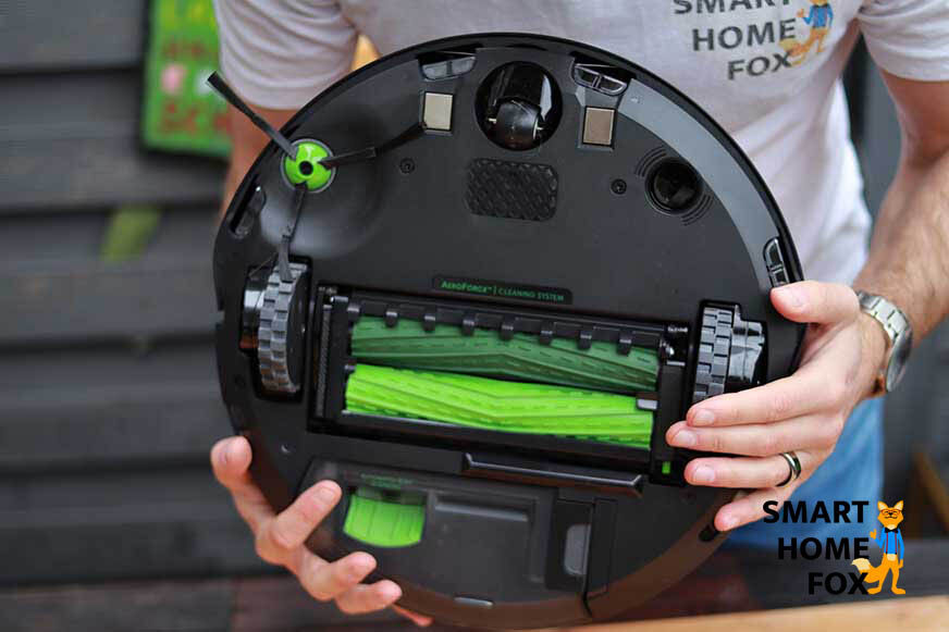 Die beiden Gummibürsten des iRobot Roomba j7 sind von unten zu sehen